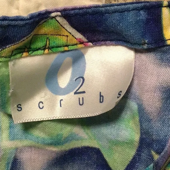 O2 Scrubs top size large? - Picture 3 of 6